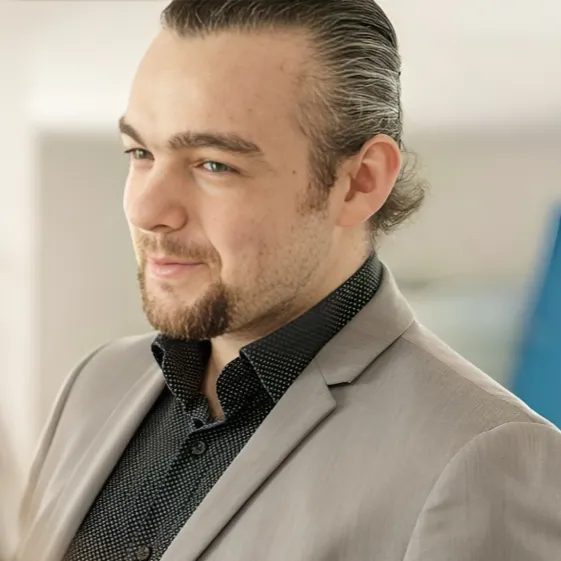 Specializat în undefined - Alex Apetrei